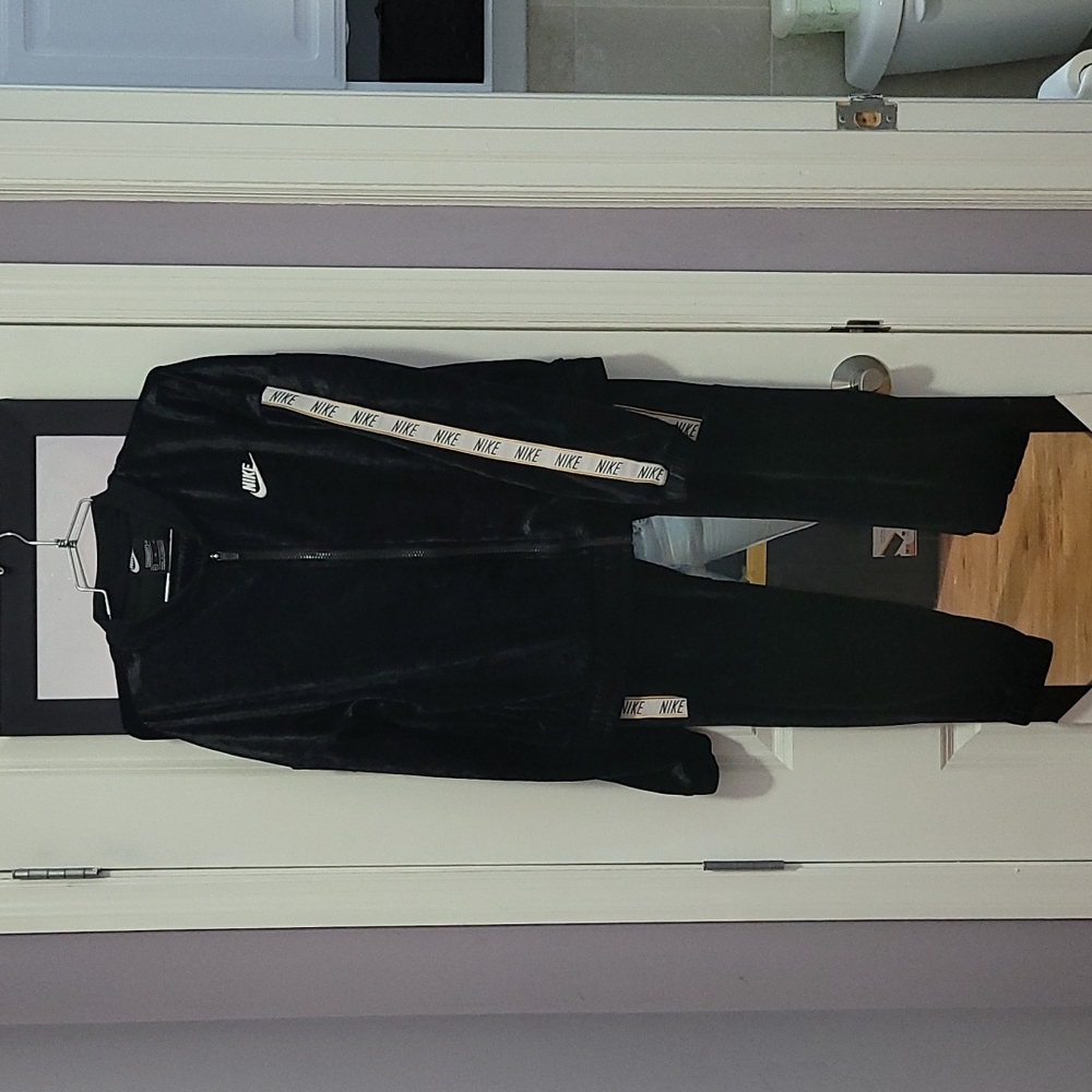 NIKE VELOUR SWEATSUIT